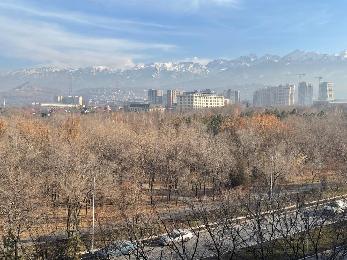 Cozy Three-Room Apartment With Mountain View Almaty Esterno foto